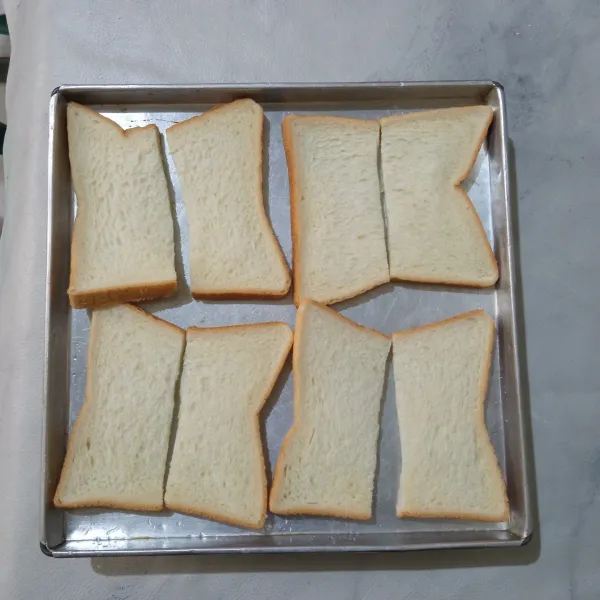 Siapkan roti yang sudah tertata rapih di atas loyang.