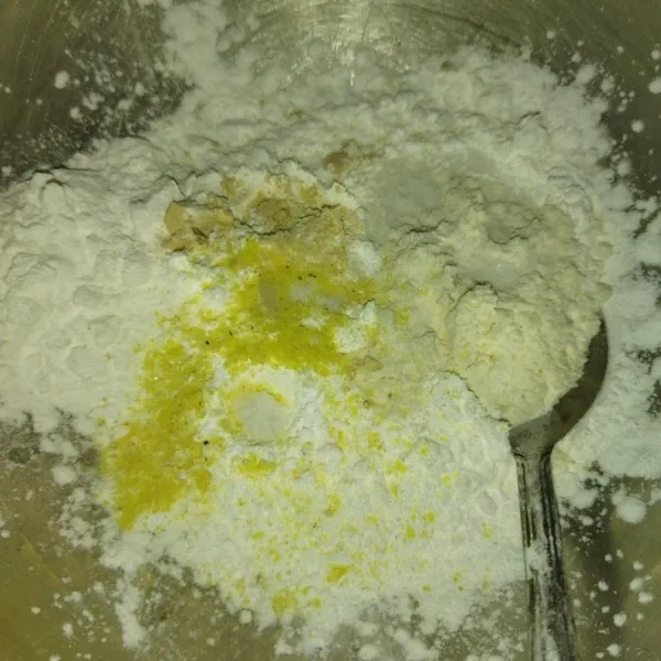 Siapkan wadah, masukkan tepung sagu, tepung terigu, garam, bawang putih bubuk, dan kaldu bubuk, lalu aduk rata.