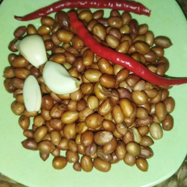 Bumbu kacang : haluskan bawang putih dan cabai merah, lalu tumis. Kemudian masukkan kacang tanah goreng yang sudah di blender dengan dicampur 200 ml air.