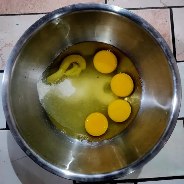 Mixer telur, gula dan SP hingga mengembang putih dan berjejak.