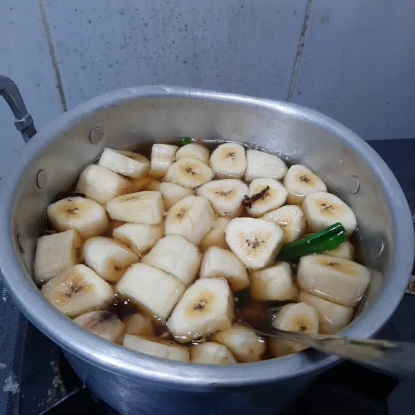 Masak sampai pisang lunak. 
Siap disajikan.