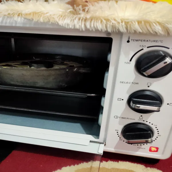 Panggang dalam oven dengan menggunakan api bawah selama 25 menit lalu gunakan api atas 10 menit dengan suhu 180°C, sesuaikan dengan oven masing. Lakukan tes tusuk untuk mengetahui kematangan kue. Setelah matang, angkat dan sajikan.