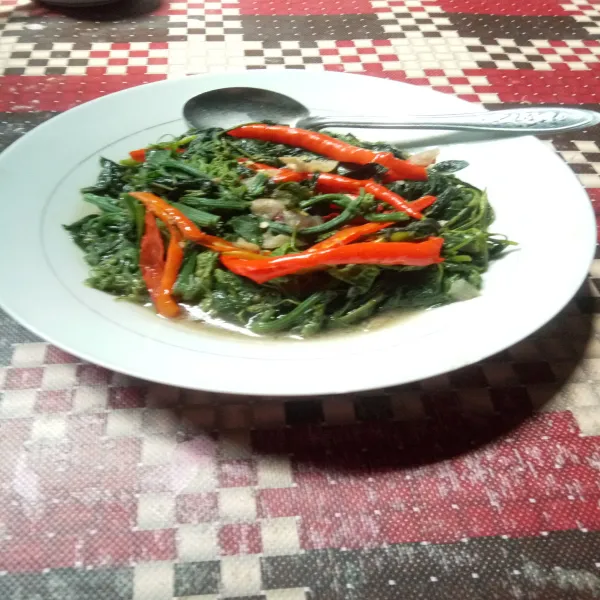 Koreksi rasa,  dan sayuran tumis kangkung pucuk jipangnya siap disajikan.