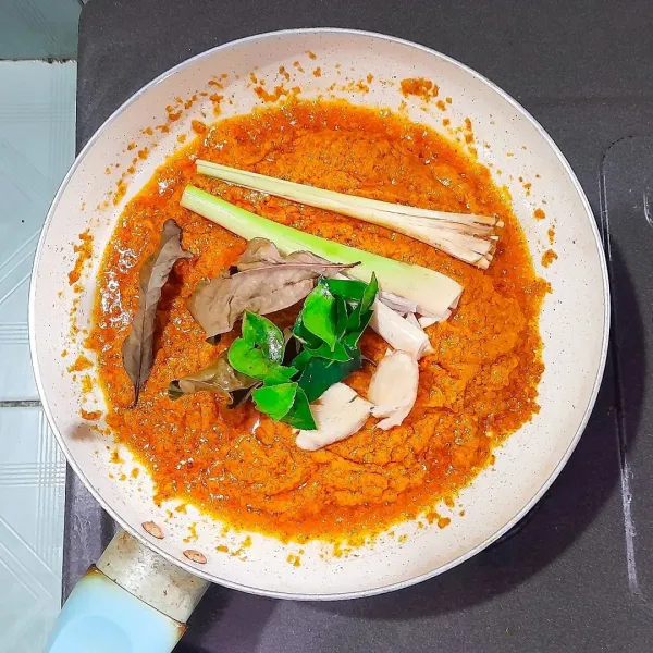Panaskan minyak, kebetulan aku ada stok minyak samin jadi aku tambahkan. Tumis bumbu halus sampai harum kemudian masukan serai, daun jeruk dan daun salam.