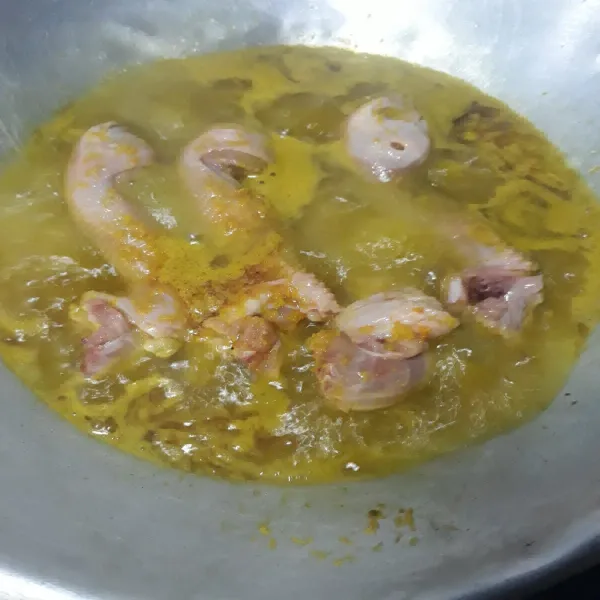 Masukkan kepala ayam, lalu rebus hingga matang dan bumbu meresap.
