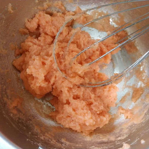 Selanjutnya masukkan tepung terigu, masak hingga adonan tidak menempel di panci.