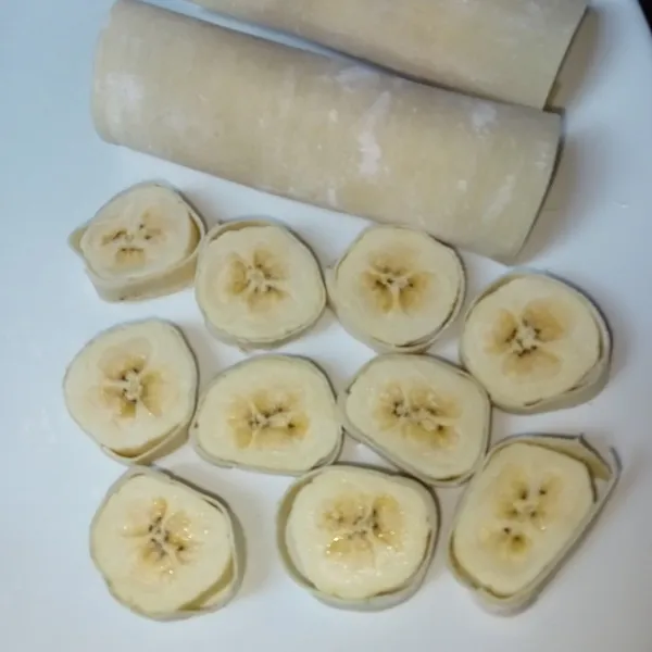 Potong-potong pisang dengan ketebalan 0,5 cm hingga 1 cm.