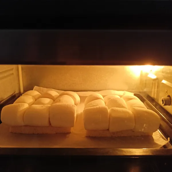 Panggang dalam oven dengan suhu 200°C selama 20 hingga 25 menit.