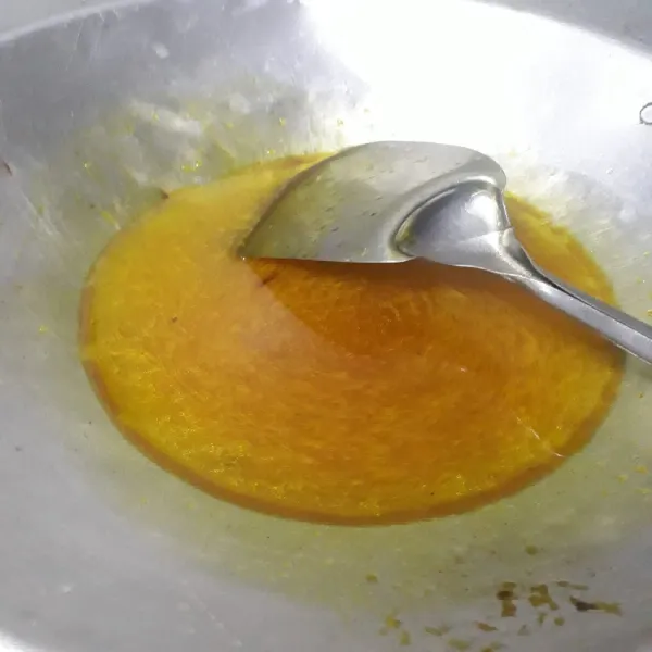Tumis bumbu halus hingga harum, lalu tambahkan air. Biarkan hingga mendidih.