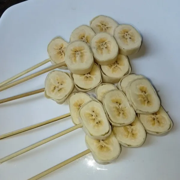 Tusuk pisang menggunakan tusukan sate.