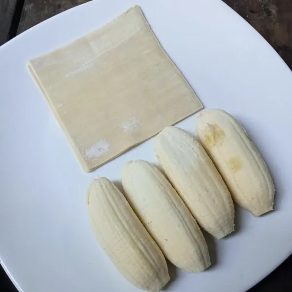 Kupas pisang dan siapkan juga kulit pangsit.