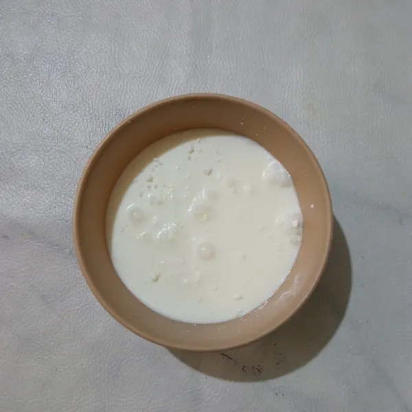 Larutkan bubuk whipped cream dengan susu evaporasi, sisihkan.