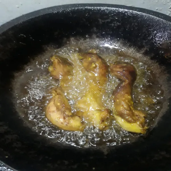 Panaskan minyak goreng, lalu goreng kepala ayam hingga matang kecokelatan. Kemudian angkat dan tiriskan.