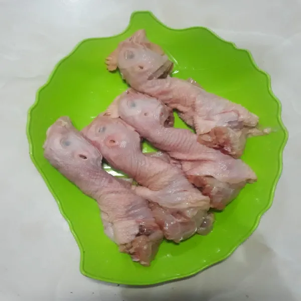 Cuci bersih kepala ayam.