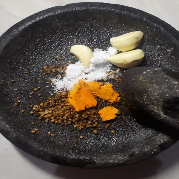 Ulek semua bumbu halus.