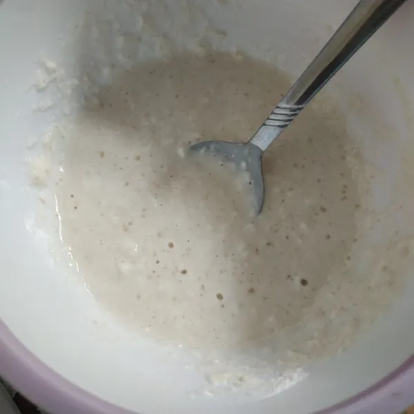 Campur tepung beras, tepung terigu, garam, gula, baking powder, kelapa parut dan air aduk rata.