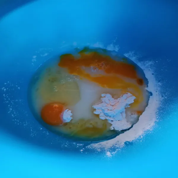 Masukkan telur, gula halus, SP, air, dan vanili, kemudian mixer hingga tercampur rata.