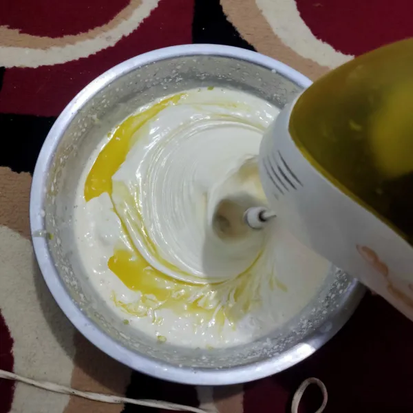 Masukkan butter yang sudah dicairkan, mixer hingga rata.