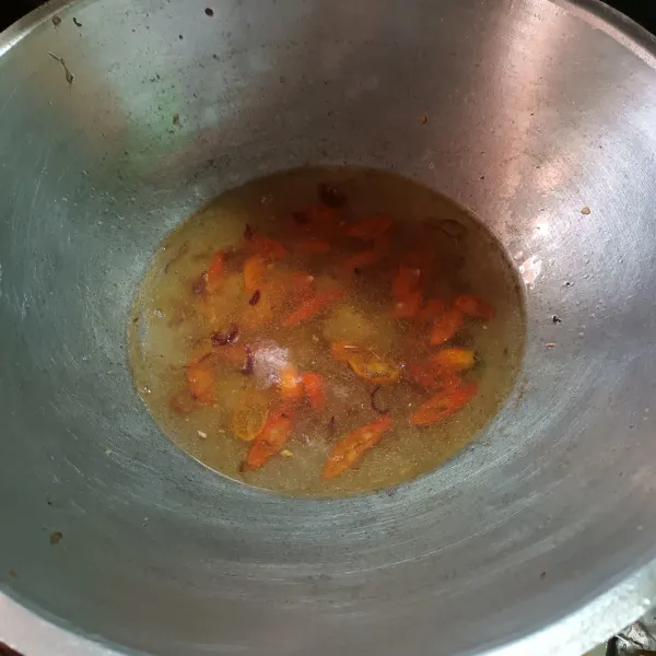 Lalu panaskan minyak goreng, tumis cabai, bawang merah dan bawang putih sampai harum, lalu masukan air dan biarkan sampai mendidih.