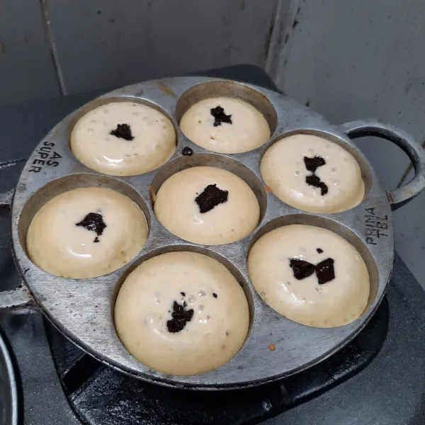 Tunggu sampai setengah matang, beri toping. Masak sampai matang. Angkat, sajikan.