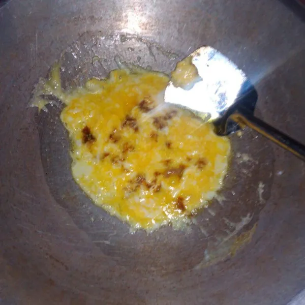 Panaskan minyak secukupnya, lalu masukkan telur dan kecap asin. Kemudian orak-arik sampai telur matang.