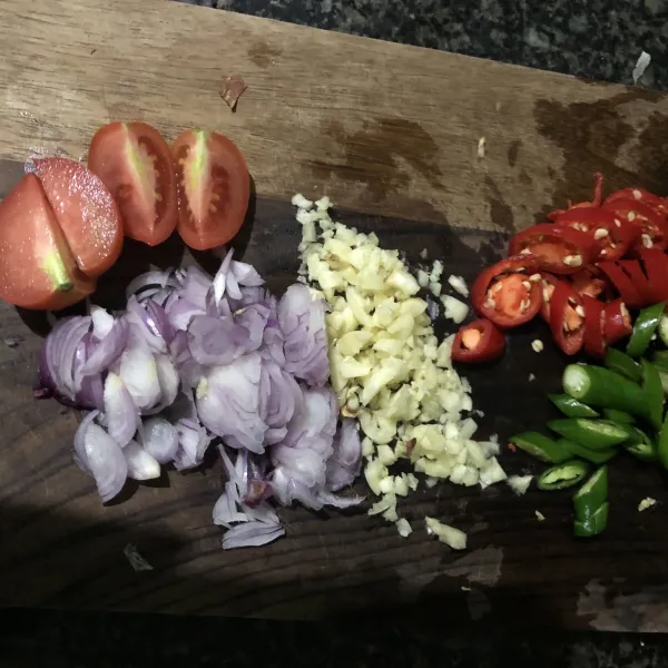 Siapkan bahan, iris bawang merah, bawang putih, cabe merah besar, cabe hijau dan tomat.