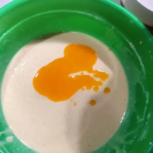 Masukkan margarin leleh aduk rata, tutup diamkan 1 jam.