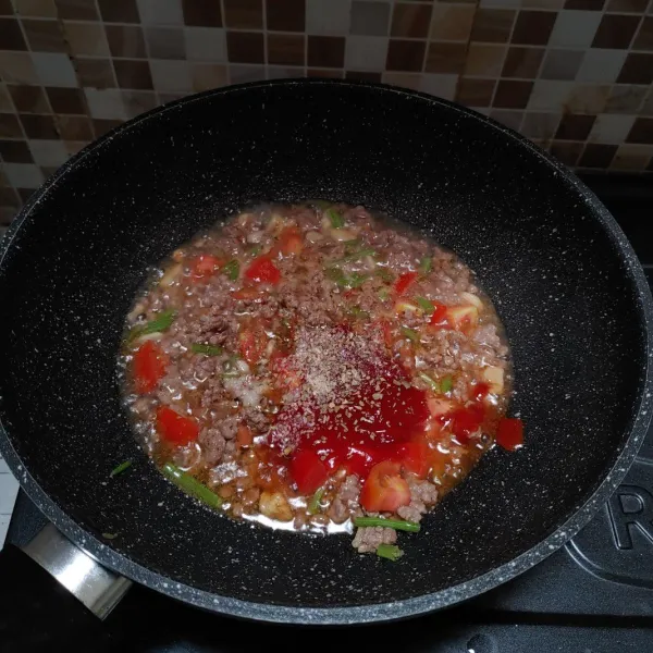 Tambahkan sedikit air, tambahkan saus tomat dan bumbui, aduk hingga merata.