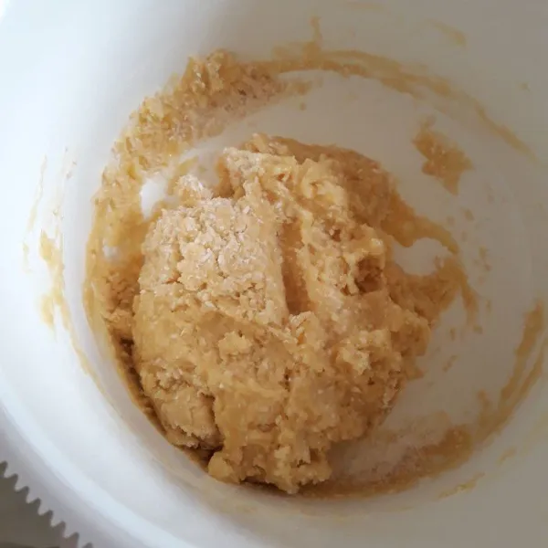 Campur dan ayak tepung terigu, susu bubuk, baking powder dan Fibercreme, kemudian masukkan kedalam adonan telur. Aduk pake sendok kayu/ nasi
