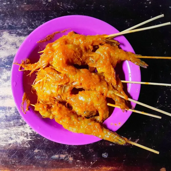 Marinasi udang dengan sebagian bumbu bakar selama kurang lebih 30 menit sampai 1 jam agar bumbu lebih meresap. Tusuk-tusuk atau belah udang bila ukurannya besar.