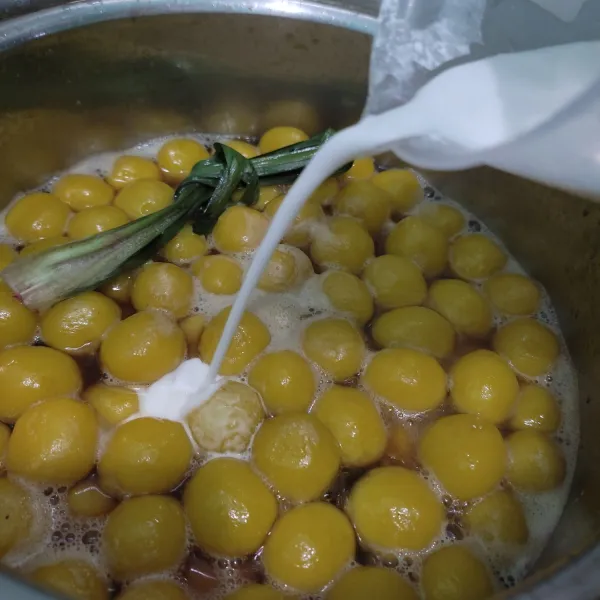 Jika candil sudah mengapung, masukkan larutan tepung tapioka dan air. Aduk-aduk hingga mendidih, kemudian matikan api.