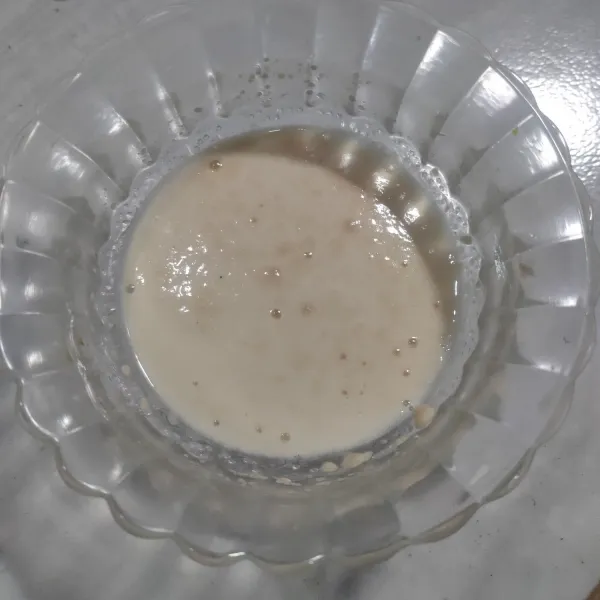Campur bahan biang jadi satu, aduk rata, diamkan 10 menit hingga berbusa.