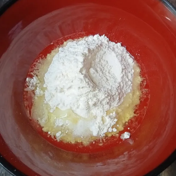 Campur tepung terigu, putih telur dan garam.