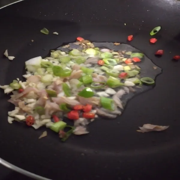 Tumis duo bawang, cabe rawit dan brambang pre hingga harum.