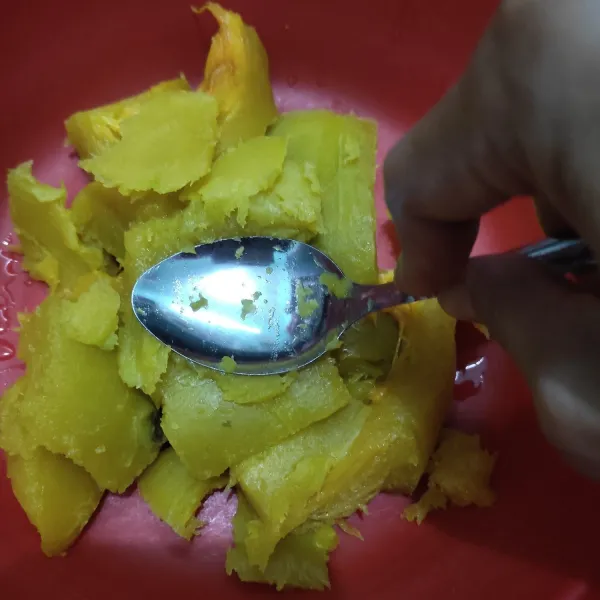 Kukus labu kuning, buang kulitnya. Lalu haluskan dengan menggunakan sendok.