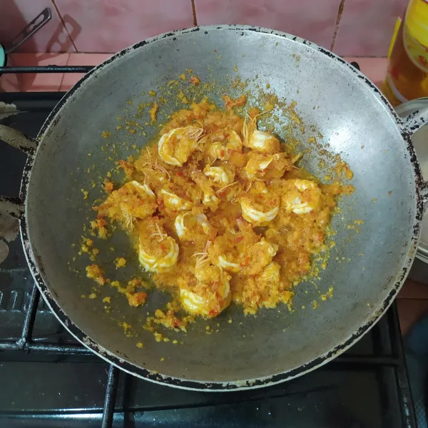 Tumis bumbu halus dengan sedikit minyak hingga harum. Masukkan udang, masak sampai berubah warna.