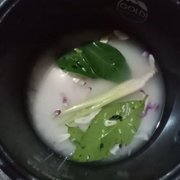Siapkan beras, cuci bersih tambahkan air secukupnya, tambahkan bawang merah, bawang putih, serai, daun salam, garam, masak di rice cooker.