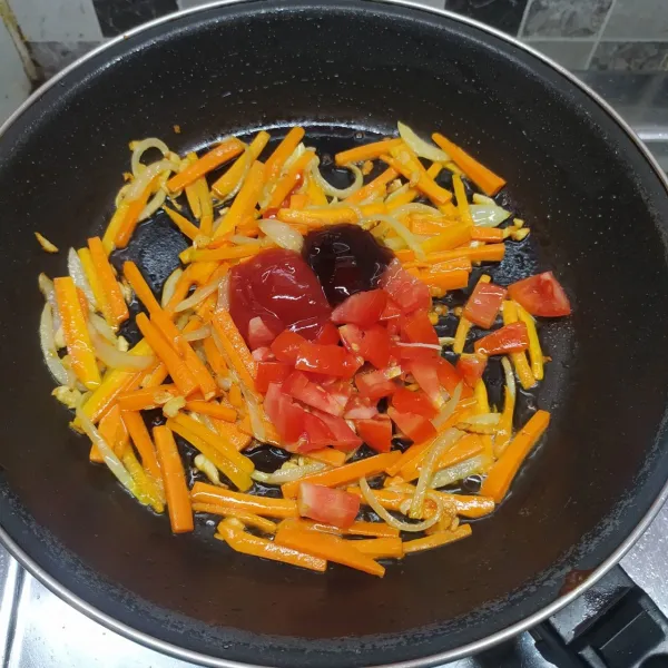 Bumbui saos tiram, saos tomat dan tomat. Aduk sampai tercampur rata. Masak sambil tomat ditekan-tekan agar hancur.
