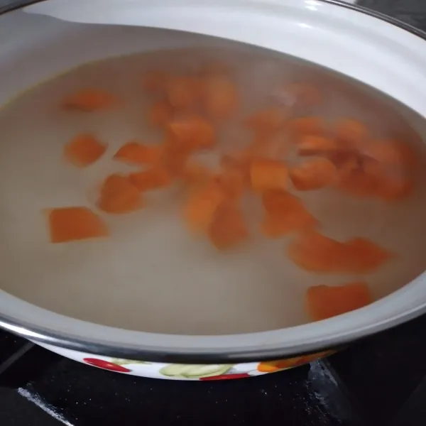 Didihkan air, lalu masukkan wortel.