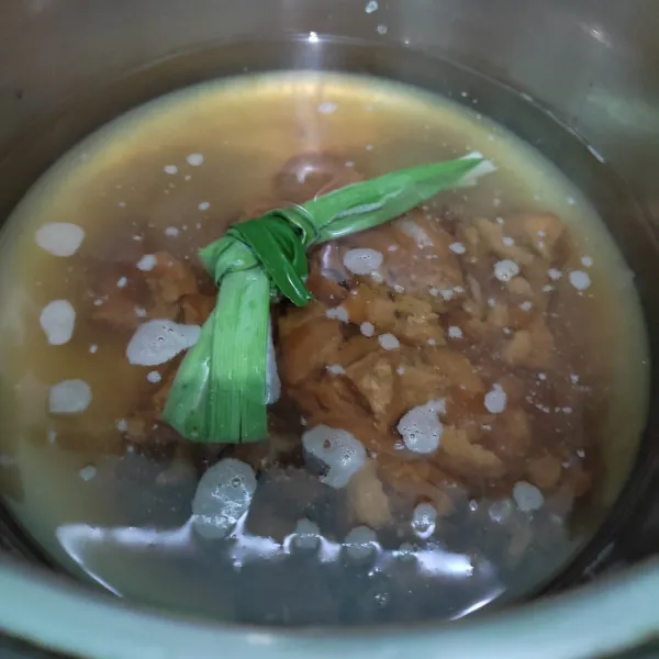 Masak air, gula merah, gula pasir, dan daun pandan hingga mendidih dan larut. Kemudian masukkan candil.