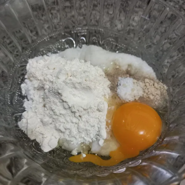 Tambahkan tepung terigu, telur ayam kampung, garam, kaldu jamur dan merica bubuk, aduk rata.