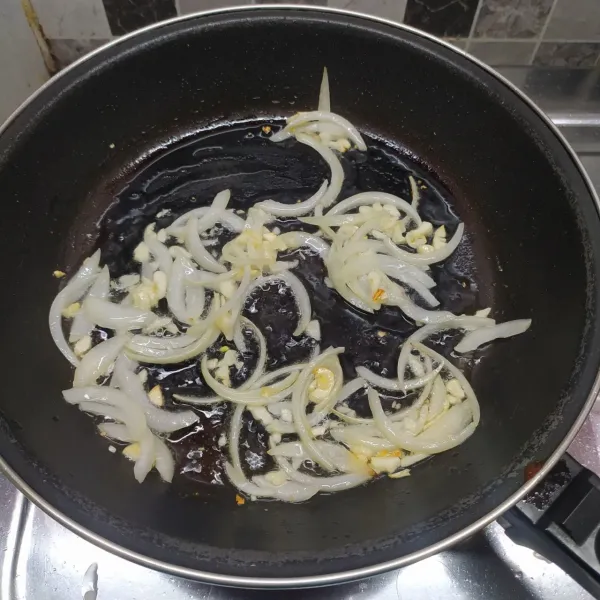 Panaskan minyak goreng, tumis bawang putih cincang dan bawang bombay sampai harum dan layu.