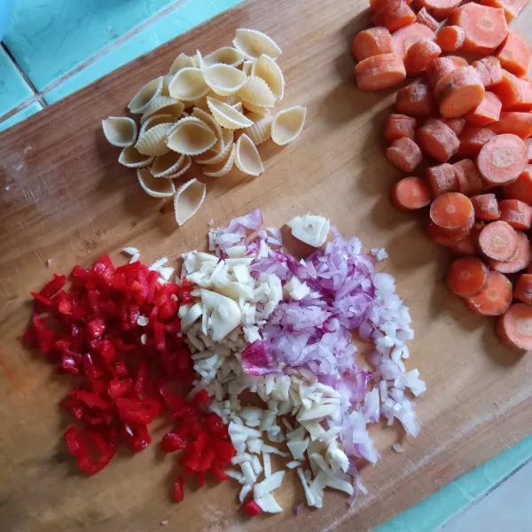 Siapkan wortel, potong dadu, makaroni. cincang cabai merah besar, bawang putih, dan bawang merah.