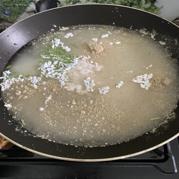Masukkan 5 sdm tepung tapioka, bawang putih yang telah dihaluskan, garam, kaldu bubuk, dan lada bubuk. Lalu aduk hingga merata.