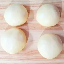 Persiapkan wadah, masukan tepung terigu dan soft bread aduk rata,  kemudian tuang larutan susu sedikit demi sedikit, uleni hingga setengah kalis. Setelah itu masukan garam dan mentega uleni kembali hingga kalis elastis. Bulatkan adonan kemudian istirahatkan selama 10 menit dengan ditutup plastik atau kain bersih. Lalu bagi-bagi adonan, aku bagi menjadi 10 buah, bulatkan dan susun dengan memberi jarak. Istirahatkan kembali sekitar 10 menit.