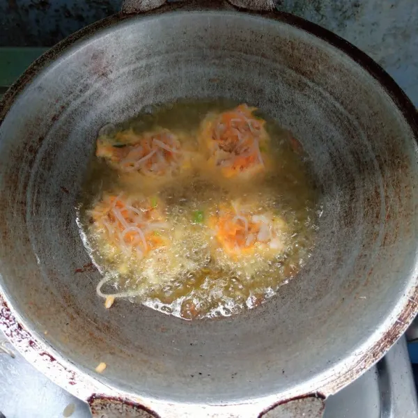 Ambil secukupnya adonan, kemudian goreng sampai matang. Lalu angkat dan tiriskan, setelah itu sajikan.