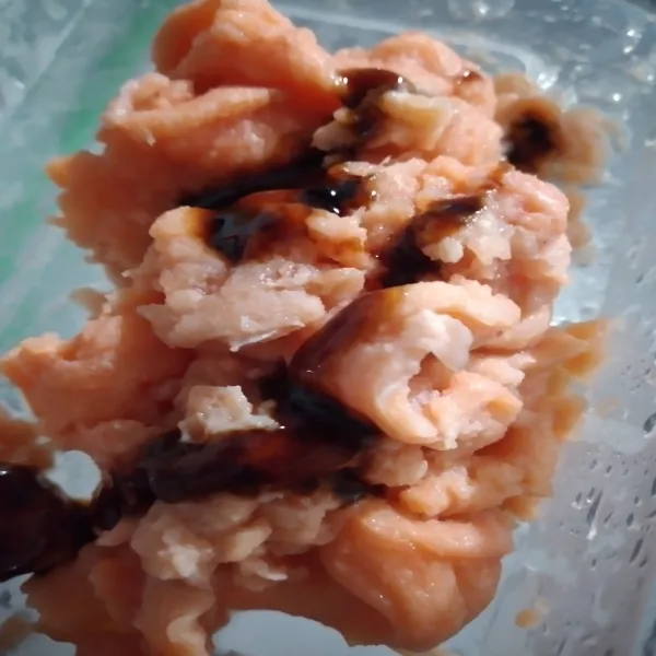 Baluri salmon dengan jeruk nipis, saos teriyaki, dan saus tiram.
