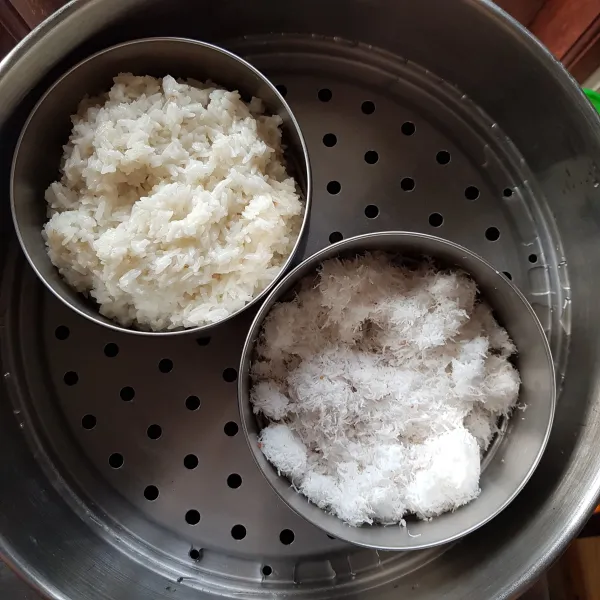 Masukkan beras ketan dan kelapa ke dalam kukusan yang telah panas. Kukus beras ketan dan kelapa selama 30 menit atau hingga matang.