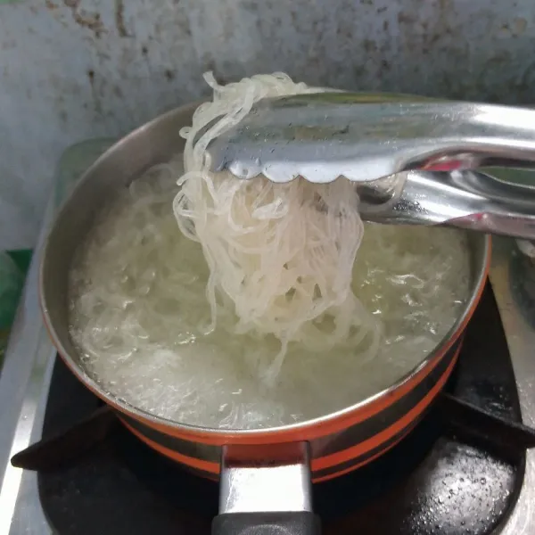 Rebus bihun sampai empuk, lalu angkat, tiriskan dan potong-potong.