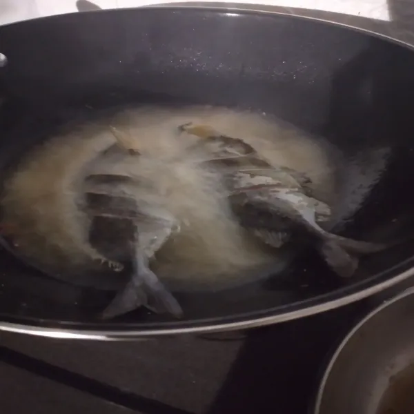 Panaskan minyak, goreng ikan hingga matang, sesuaikan tingkat kekeringannya.
